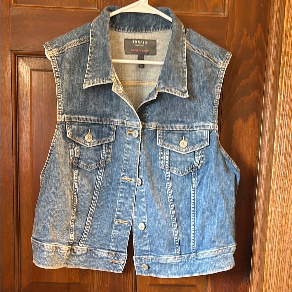 Torrid Light Blue Denim Vest size 3- worn only to try on once. Plus Size
